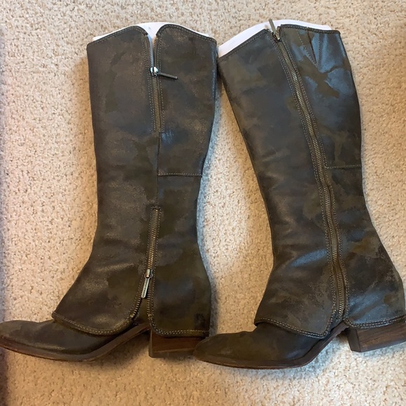 Donald J. Pliner Devi3-81 Olive Vintage Suede Boot - Picture 5 of 6